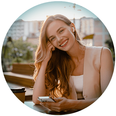 Slika zadovoljne devojke