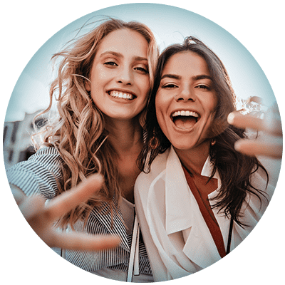 Slika zadovoljne devojke