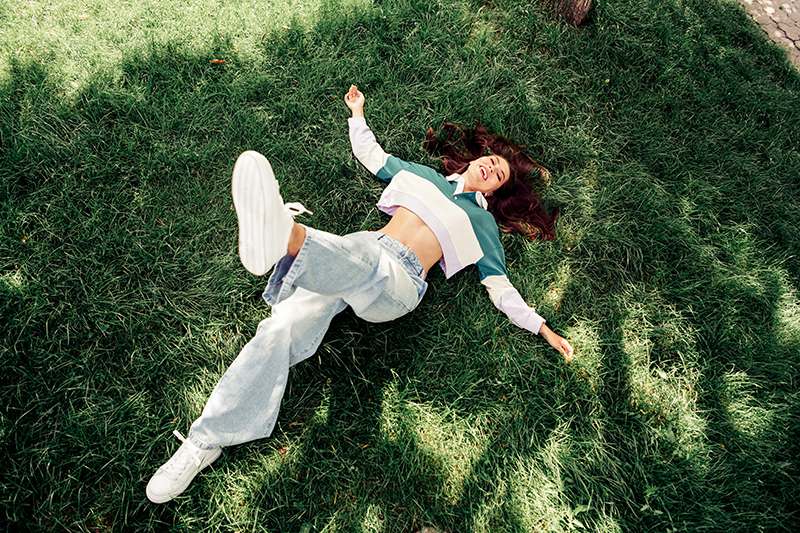 Slika devojke na travi