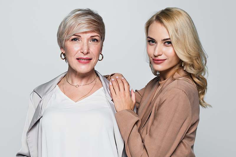 Slika zadovoljne devojke u svakodnevnim aktivnostima